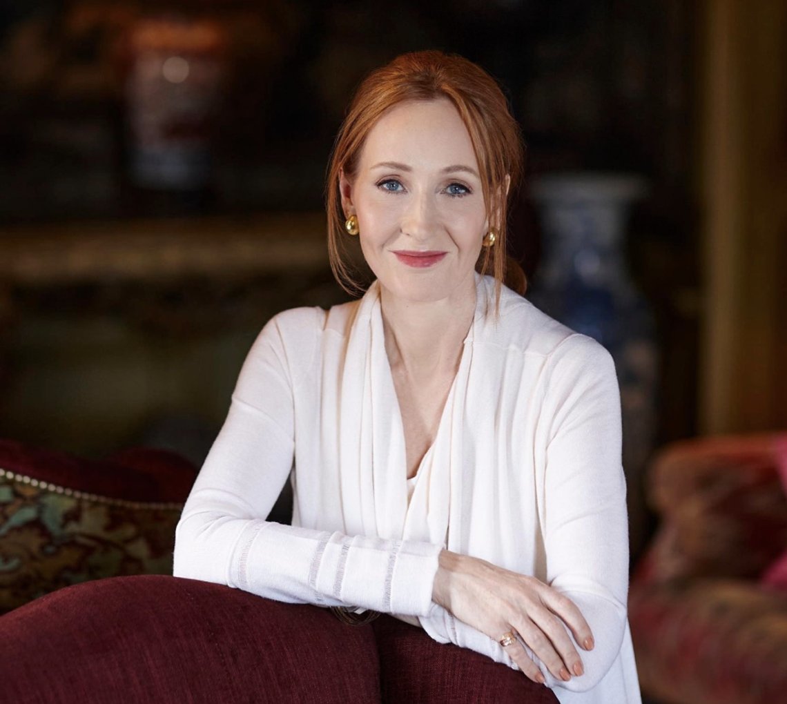 J.K. Rowling har hatt gigantisk suksess som forfatter, og det startet med Harry Potter-serien. Hennes standpunkt om at det faktisk finnes biologiske kjønn ble ikke godt mottatt av woke-mafian, men Rowling har vunnet kulturkrigen. Foto: Facebook/ Rowling J.K. Rowling har hatt gigantisk suksess som forfatter, og det startet med Harry Potter-serien. Hennes standpunkt om at det faktisk finnes biologiske kjønn ble ikke godt mottatt av woke-mafian, men Rowling har vunnet kulturkrigen. Foto: Facebook/ Rowling