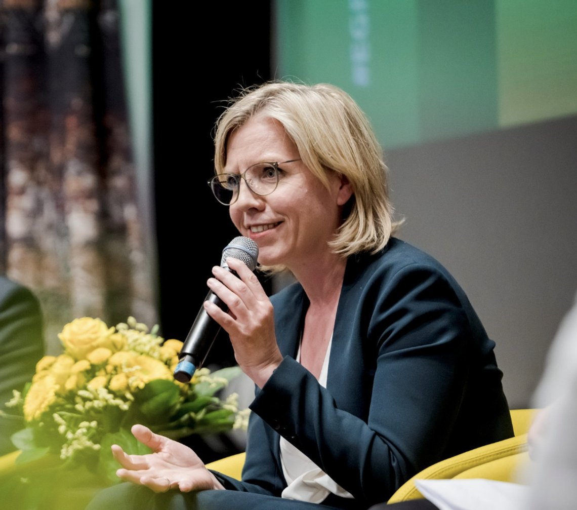 Østerrikes klima- og miljøminister Leonore Gewessler fra De Grønne er anmeldt av regjeringspartner ÖVP for brudd på grunnloven. Foto: Facebook/ Gewessler Østerrikes klima- og miljøminister Leonore Gewessler fra De Grønne er anmeldt av regjeringspartner ÖVP for brudd på grunnloven. Foto: Facebook/ Gewessler