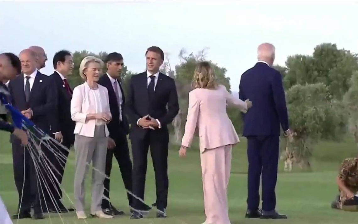 Det «berømte» øyeblikket da Meloni måtte hente Biden tilbake til den kjedelige virkeligheten. Videoklipp fra Twitter Det «berømte» øyeblikket da Meloni måtte hente Biden tilbake til den kjedelige virkeligheten. Videoklipp fra Twitter