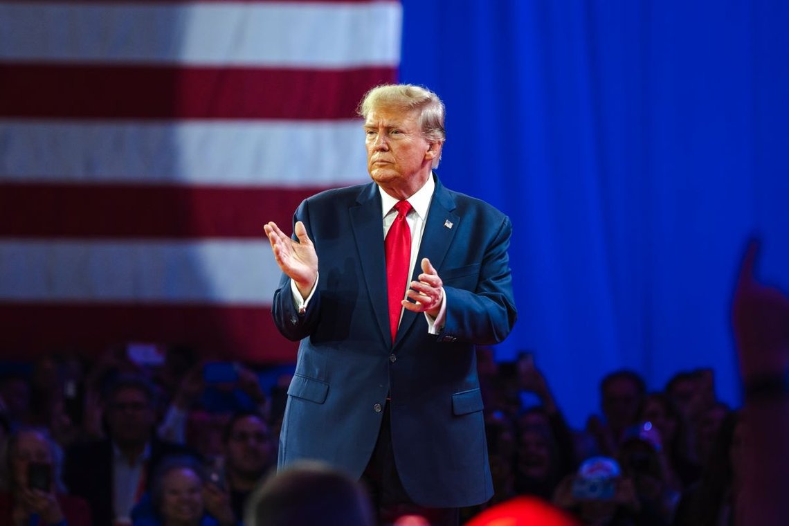 NATIONAL HARBOR, MD, USA - 24. februar 2024: Donald Trump taler på CPAC om sin plan for å slå nåværende president Joe Biden i november. Foto: Shutterstock av Jonah Elkowitz, USA. NATIONAL HARBOR, MD, USA - 24. februar 2024: Donald Trump taler på CPAC om sin plan for å slå nåværende president Joe Biden i november. Foto: Shutterstock av Jonah Elkowitz, USA.