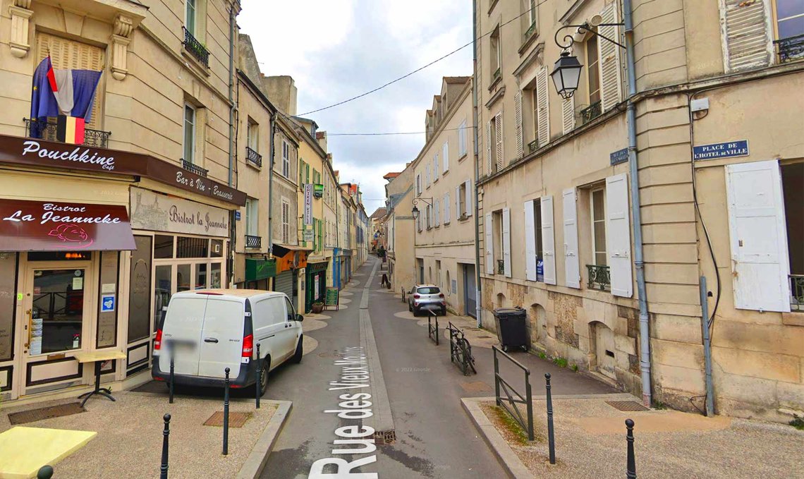 15-åringen ble voldtatt i en leilighet like over en hurtigmatsjappe i denne gaten i byen Meaux i Frankrike. (Foto: Google Maps.) Rue des Vieux Moulins i Meaux, Seine-et-Marne, Frankrike