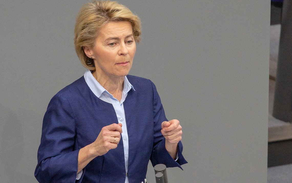 Ursula von der Leyen har det beste smilekurs på CVen. Det er vanskelig å finne alvorstyngede bilder av henne – selv efter fem år som leder i et vaklende Europa. Foto: Olaf Kosinsky: Wikimedia Commons CC BY-SA 3.0 DE cropped Ursula von der Leyen har det beste smilekurs på CVen. Det er vanskelig å finne alvorstyngede bilder av henne – selv efter fem år som leder i et vaklende Europa. Foto: Olaf Kosinsky: Wikimedia Commons CC BY-SA 3.0 DE cropped