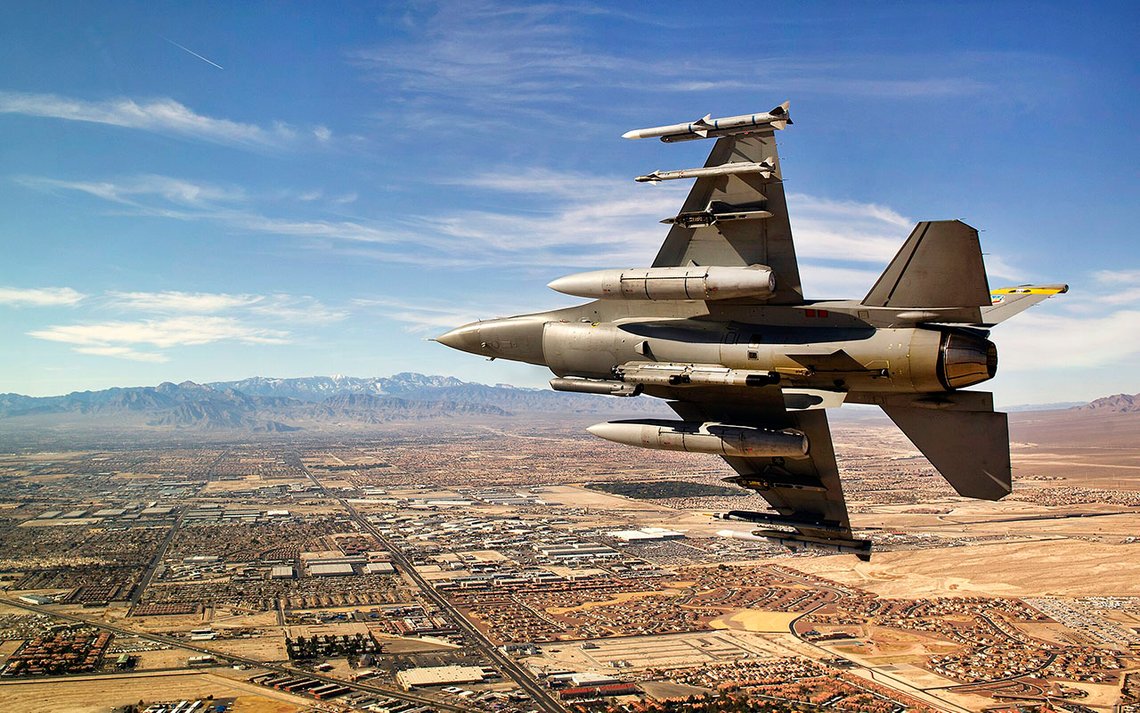 F-16. Foto: Sgt. Benjamin Bloker; Wikimedia Commons F-16. Foto: Sgt. Benjamin Bloker; Wikimedia Commons