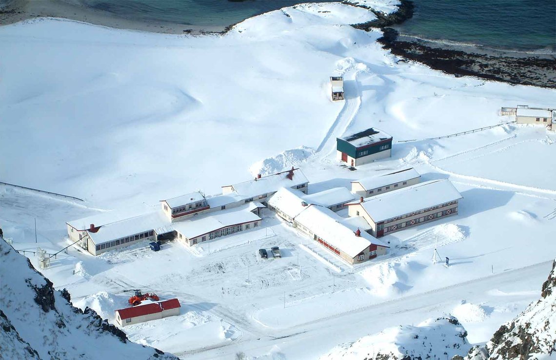 Andøya Space på Andøya er en av partnerne til det nye romsenteret i Narvik. (Foto: Wikipedia) Andøya Space sett fra fjellet
