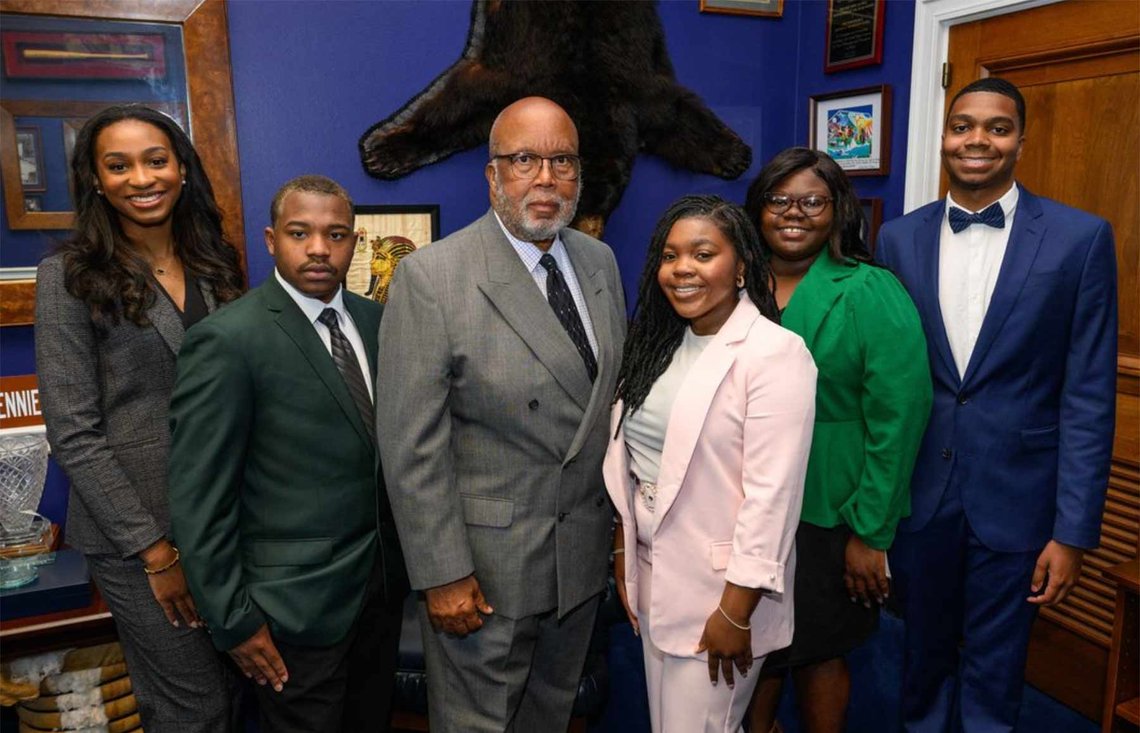 Bennie G. Thompson, representant for Demokratene fra Mississippi (midten) omgitt av unge medarbeidere med sommerjobb på kongressdistriktets kontor. (Foto: Privat/Instagram) Bennie G. Thompson, representant for Demokratene fra Mississippi (midten) omgitt av unge medarbeidere med sommerjobb på kongressdistriktets kontor. (Foto: Privat/Instagram)
