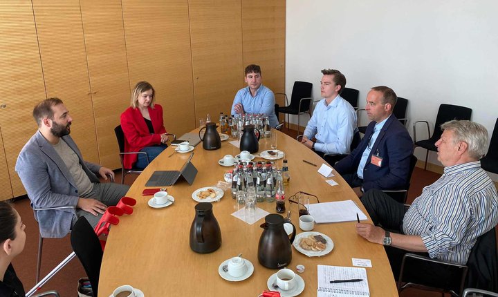 Ciwan Maksut Can i et møte mellom norske og tyske politikere i Berlin.