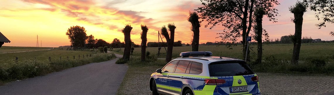 Politiet i Wedel i Schleswig-Holstein måtte gripe inn i dag da en lærer ble knivstukket i halsen av to (angivelige) syriske brødre. Foto: Polizei Wedel/ SH Politiet i Wedel i Schleswig-Holstein måtte gripe inn i dag da en lærer ble knivstukket i halsen av to (angivelige) syriske brødre. Foto: Polizei Wedel/ SH