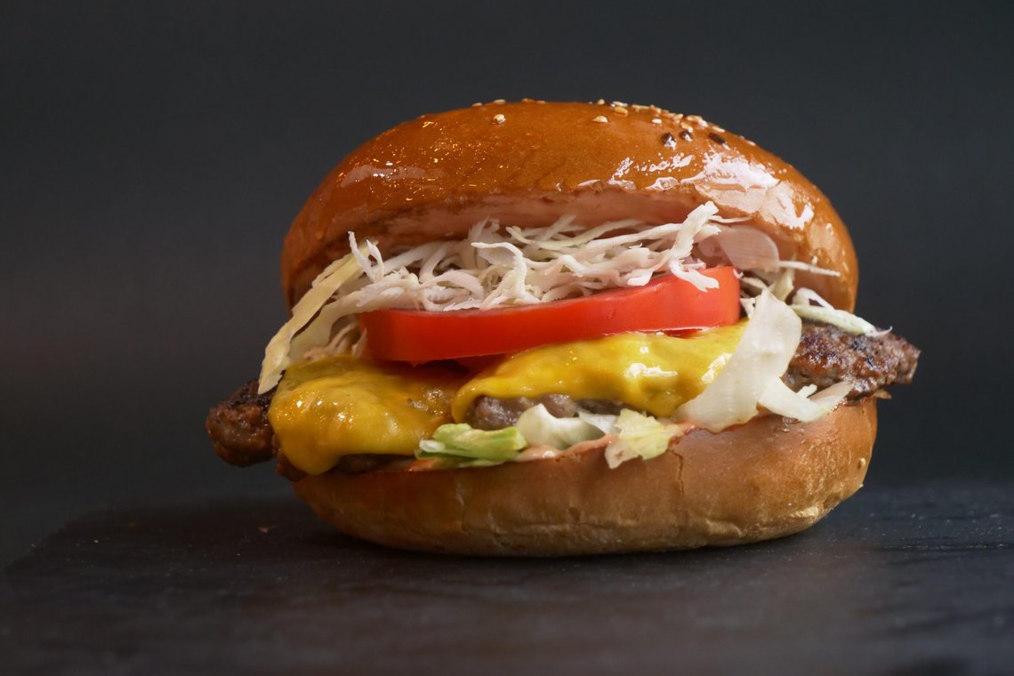 Fast food, som hamburgere, er popukært i USA. Men å øke minstelønnen for de ansatte ser ut til å virke mot sin hensikt i California. Foto: Pixabay Fast food, som hamburgere, er popukært i USA. Men å øke minstelønnen for de ansatte ser ut til å virke mot sin hensikt i California. Foto: Pixabay