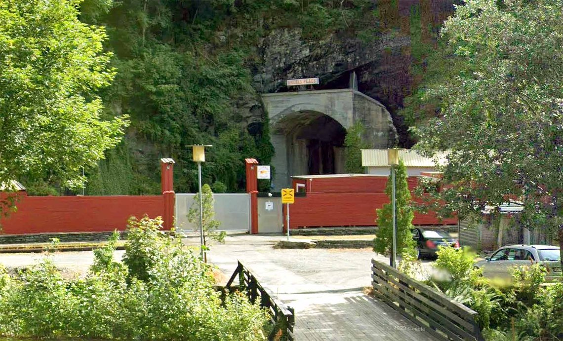 I denne godt bevoktede fjellhallen i Hardangerveien i bydel Nesttun i Bergen holder Hells Angels MC til. «Angel's Place» står det på skiltet over inngangen. (Foto: Google Maps) I denne godt bevoktede fjellhallen i Hardangerveien i bydel Nesttun i Bergen holder Hells Angels MC til. «Angel's Place» står det på skiltet over inngangen. (Foto: Google Maps)