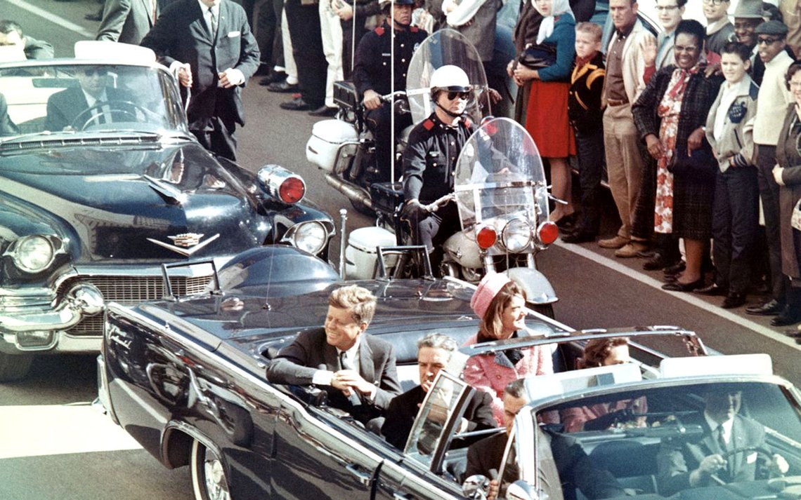President Kennedy i baksetet sammen med Jacqueline minutter før han ble myrdet i Dallas 1963. Foto: Walt Cisco, Dallas Morning News; Wikimedia Commons President Kennedy i baksetet sammen med Jacqueline minutter før han ble myrdet i Dallas 1963. Foto: Walt Cisco, Dallas Morning News; Wikimedia Commons
