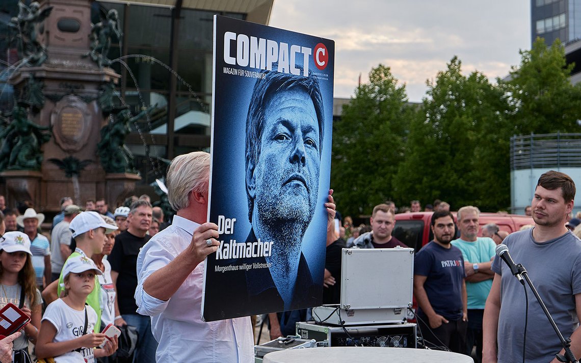 «Det nye høyres sjefsideolog» Jürgen Elsässer under en demonstrasjon i Leipzig 2022. Foto: Dirk Bindmann, Wikimedia Commons CC BY-SA 4.0 «Det nye høyres sjefsideolog» Jürgen Elsässer under en demonstrasjon i Leipzig 2022. Foto: Dirk Bindmann, Wikimedia Commons CC BY-SA 4.0