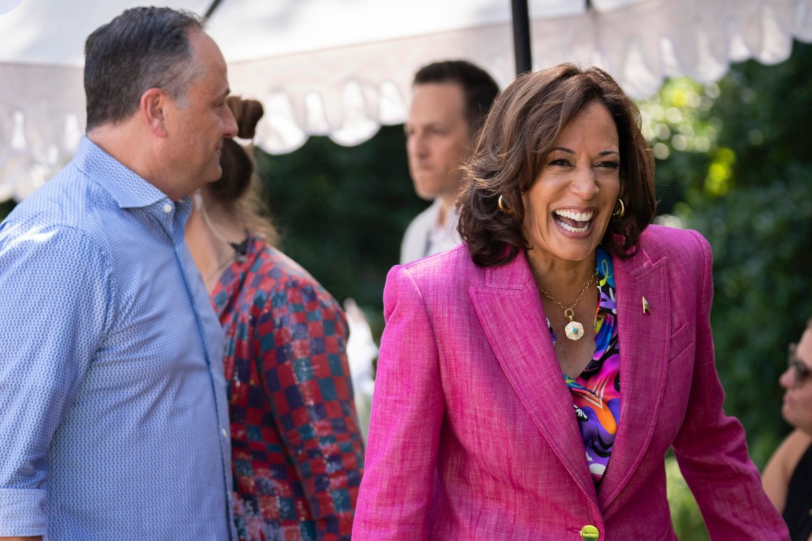 Joe Biden peker på Kamala Harris som deres nye presidentkandidat. Hun er beskrevet som en lettvekter som er upopulær, og ikke likt av velgerne. Joe Biden peker på Kamala Harris som deres nye presidentkandidat. Hun er beskrevet som en lettvekter som er upopulær, og ikke likt av velgerne.