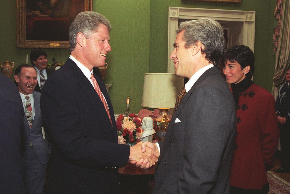 Dette bildet ble tatt 29. september 1993. Epstein og Maxwell ble fotografert mens de snakket med Clinton etter at presidenten hadde holdt en tale under et arrangement for donorer til restaureringsprosjektet i Det hvite hus. Kilde: Wikimedia Commons. Liberale medier liker å fremheve forbindelsen mellom Donald Trump og Epstein, men Trump bannlyste investoren Jeffrey Epstein, fra sin eksklusive Mar-a-Lago Club for å ha lagt an på tenåringsdatteren til et annet medlem - og skjedde flere måneder før Epstein i 2008 erkjente seg skyldig i straffesaken i Florida, journ.anm. Dette bildet ble tatt 29. september 1993. Epstein og Maxwell ble fotografert mens de snakket med Clinton etter at presidenten hadde holdt en tale under et arrangement for donorer til restaureringsprosjektet i Det hvite hus. Kilde: Wikimedia Commons. Liberale medier liker å fremheve forbindelsen mellom Donald Trump og Epstein, men Trump bannlyste investoren Jeffrey Epstein, fra sin eksklusive Mar-a-Lago Club for å ha lagt an på tenåringsdatteren til et annet medlem - og skjedde flere måneder før Epstein i 2008 erkjente seg skyldig i straffesaken i Florida, journ.anm.