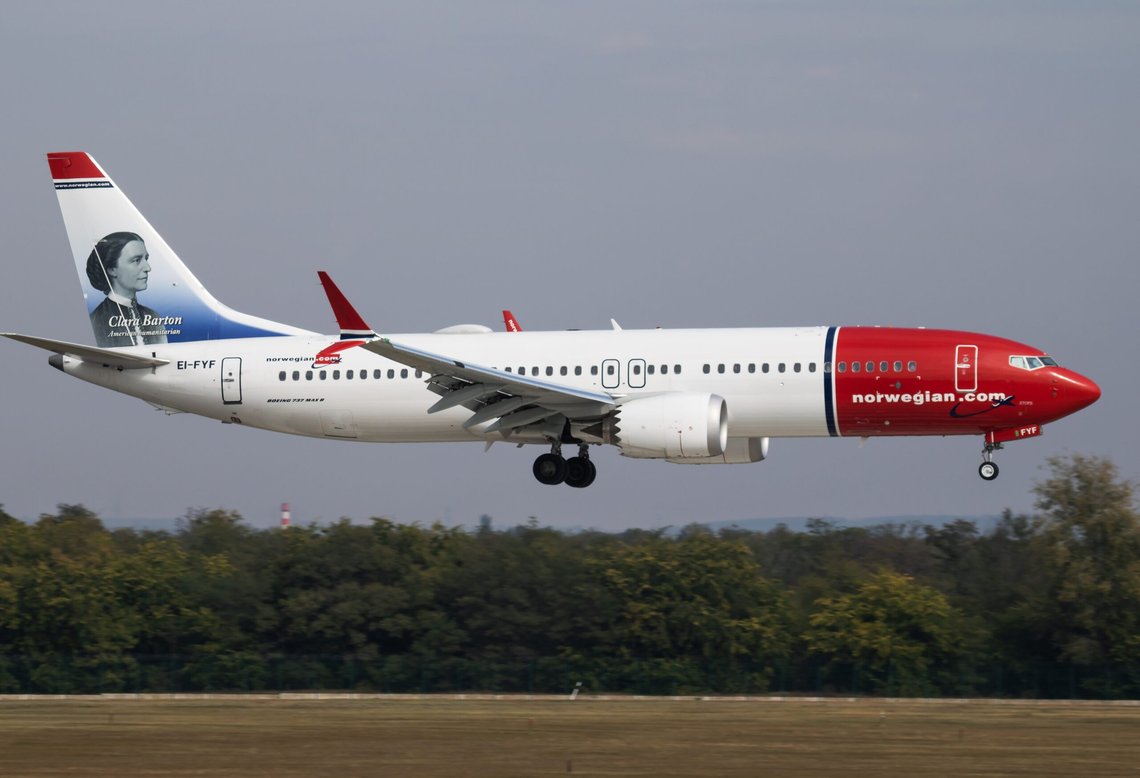 Budapest / Ungarn - 7. oktober 2018: Norwegian Air Shuttle Boeing 737 MAX 8 EI-FYF passasjerfly ankommer og lander på Budapest lufthavn. Foto: Shutterstock av Soos Jozsef, Ungarn. (Etter flyulykken i Etiopia satte Norwegian alle sine fly av typen Boeing 737 MAX 8 på bakken midlertidig, journ.anm.) Budapest / Ungarn - 7. oktober 2018: Norwegian Air Shuttle Boeing 737 MAX 8 EI-FYF passasjerfly ankommer og lander på Budapest lufthavn. Foto: Shutterstock av Soos Jozsef, Ungarn. (Etter flyulykken i Etiopia satte Norwegian alle sine fly av typen Boeing 737 MAX 8 på bakken midlertidig, journ.anm.)