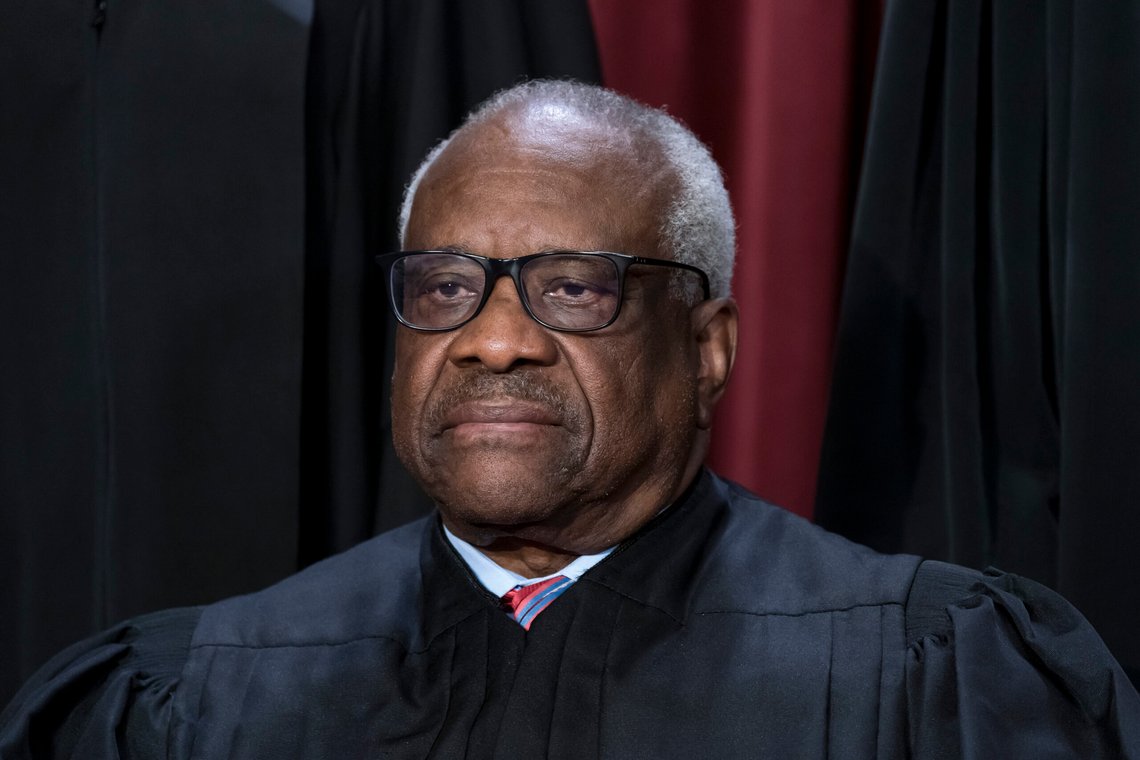 Pressen har gått etter Clarence Thomas og bruker alt mot ham, også alder. Biden vil sette aldersgrense for høyesterettsdommere. Selv er han 81 og dement og den Demokratiske ledelsen består av octogenerians, gamlinger. Foto: (AP Photo/J. Scott Applewhite, File) Pressen har gått etter Clarence Thomas og bruker alt mot ham, også alder. Biden vil sette aldersgrense for høyesterettsdommere. Selv er han 81 og dement og den Demokratiske ledelsen består av octogenerians, gamlinger. Foto: (AP Photo/J. Scott Applewhite, File)