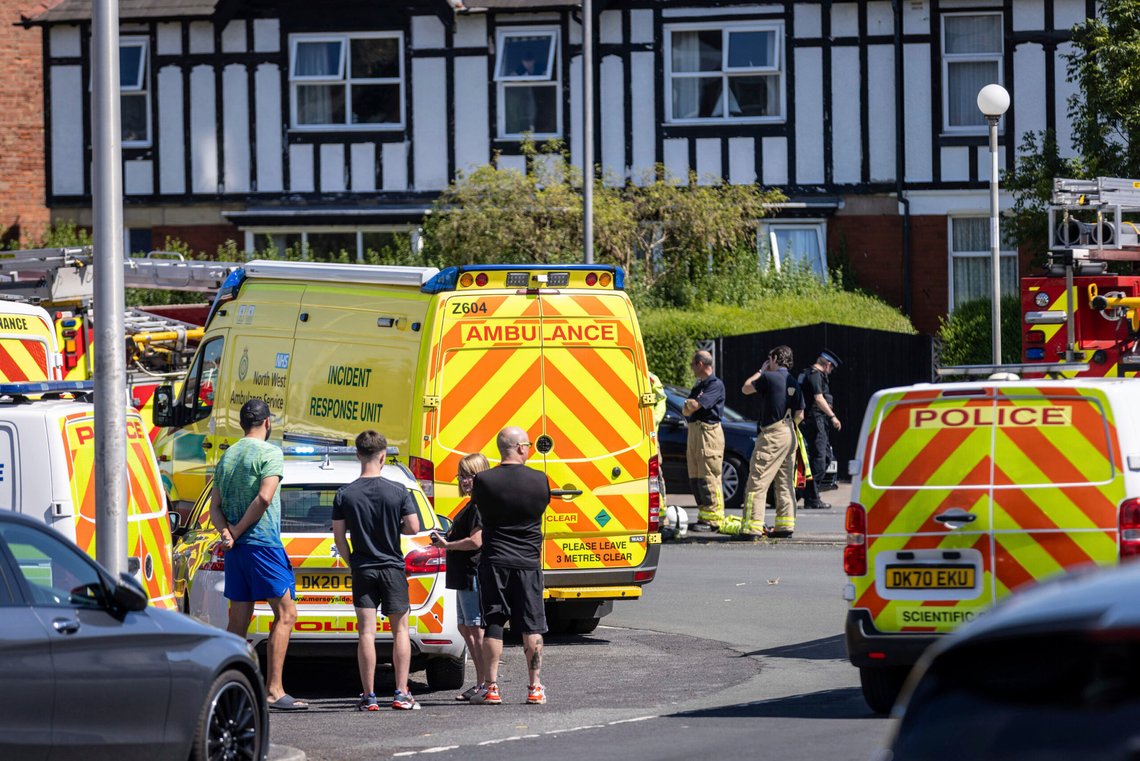 Flere melder om at de kunne høre foreldre skrike og rope underveis i angrepet. (James Speakman/PA via AP) Flere melder om at de kunne høre foreldre skrike og rope underveis i angrepet. (James Speakman/PA via AP)