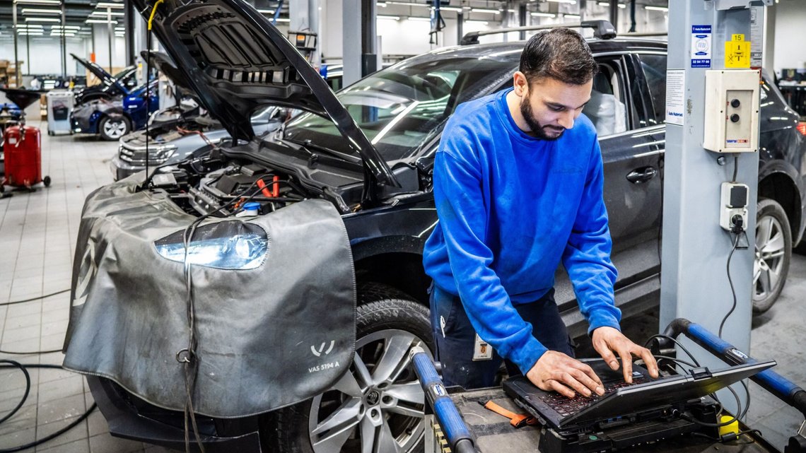 Nylig er det innført nye EU-krav som vil innebære at alle nye biler trenger en «svart boks» som overvåker bilen. Bildet er et illustrasjonsbilde fra en EU-kontroll i Norge. Foto: NTB/Ole Berg Rusten Nylig er det innført nye EU-krav som vil innebære at alle nye biler trenger en «svart boks» som overvåker bilen. Bildet er et illustrasjonsbilde fra en EU-kontroll i Norge. Foto: NTB/Ole Berg Rusten
