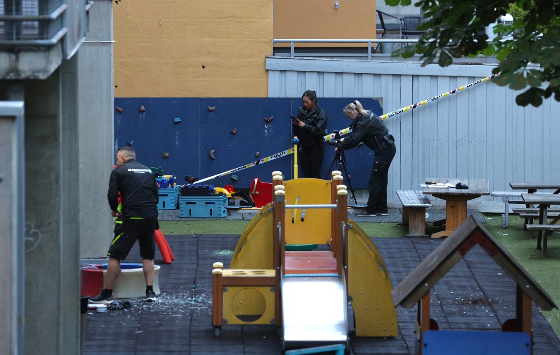 Politiet avfyrte varselskudd i forbindelse med pågripelsen av en person med øks søndag. Mannen tok seg inn i en barnehage i Homansbyen i Oslo. Foto: Hans O. Torgersen / NTB Politiet avfyrte varselskudd i forbindelse med pågripelsen av en person med øks søndag. Mannen tok seg inn i en barnehage i Homansbyen i Oslo. Foto: Hans O. Torgersen / NTB
