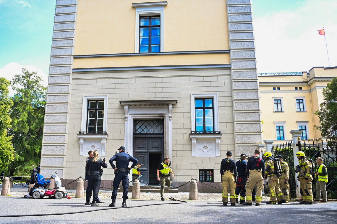 Oslo 20240708.
En mann skal ha kastet brannbombe mot en dør ved slottet og så blitt anholdt av politiet.
Foto: Annika Byrde / NTB Oslo 20240708.
En mann skal ha kastet brannbombe mot en dør ved slottet og så blitt anholdt av politiet.
Foto: Annika Byrde / NTB