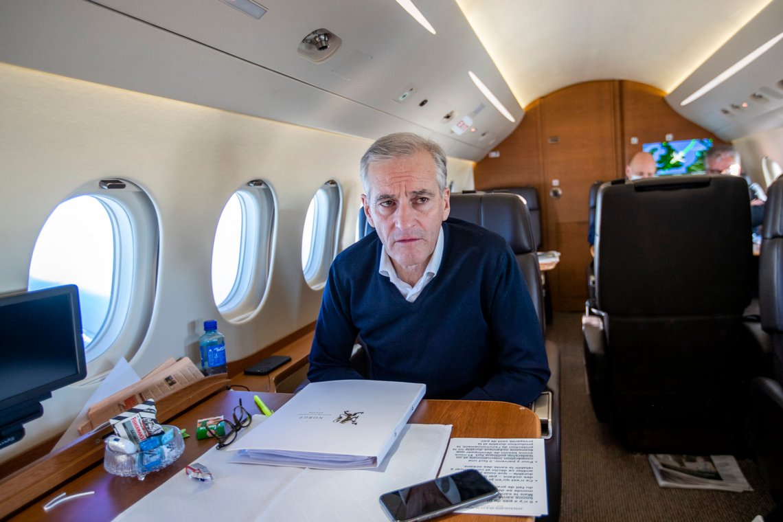 Statsminister Jonas Gahr Støre (Ap) i ombord i privatfly.
Foto: Javad Parsa / NTB Statsminister Jonas Gahr Støre (Ap) i ombord i privatfly.
Foto: Javad Parsa / NTB