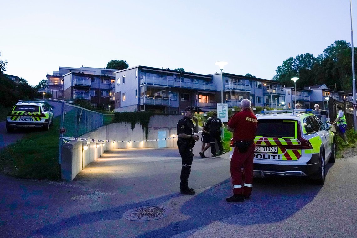 Oslo 20240720.
Nødetatene er på stedet etter mulig skudd mot bil i Drøbak sentrum.
Foto: Amanda Pedersen Giske / NTB Oslo 20240720.
Nødetatene er på stedet etter mulig skudd mot bil i Drøbak sentrum.
Foto: Amanda Pedersen Giske / NTB