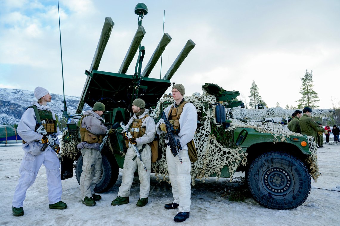 Alta 20240307.
Norske soldater foran det nye luftforsvarssystemet High Mobility Launcher NASAMS montert på en Humvee i forbindelse med militærøvelsen Nordic Response.
Over 20 000 norske og allierte soldater fra 13 land skal trene sammen på å forsvare Norden. Soldatene kommer fra Belgia, Canada, Danmark, Finland, Frankrike, Italia, Nederland, Norge, Spania, Storbritannia, Sverige, Tyskland og USA. Den norske militærøvelsen Cold Response har lang historie og finner sted i Nord-Norge hvert annet år. På grunn av NATO-utvidelsen med Finland og straks Sverige, er øvelsen blitt utvidet til et Nordic Response.
Foto: Heiko Junge / NTB Alta 20240307.
Norske soldater foran det nye luftforsvarssystemet High Mobility Launcher NASAMS montert på en Humvee i forbindelse med militærøvelsen Nordic Response.
Over 20 000 norske og allierte soldater fra 13 land skal trene sammen på å forsvare Norden. Soldatene kommer fra Belgia, Canada, Danmark, Finland, Frankrike, Italia, Nederland, Norge, Spania, Storbritannia, Sverige, Tyskland og USA. Den norske militærøvelsen Cold Response har lang historie og finner sted i Nord-Norge hvert annet år. På grunn av NATO-utvidelsen med Finland og straks Sverige, er øvelsen blitt utvidet til et Nordic Response.
Foto: Heiko Junge / NTB