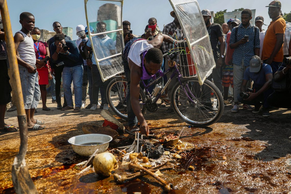 En mann tenner et lys til ære for de haitiske voodoo-åndene Baron Samdi og Gede i Port-au-Prince, Haiti. Arkivfoto: Odelyn Joseph, AP-NTB. En mann tenner et lys til ære for de haitiske voodoo-åndene Baron Samdi og Gede i Port-au-Prince, Haiti. Arkivfoto: Odelyn Joseph, AP-NTB.