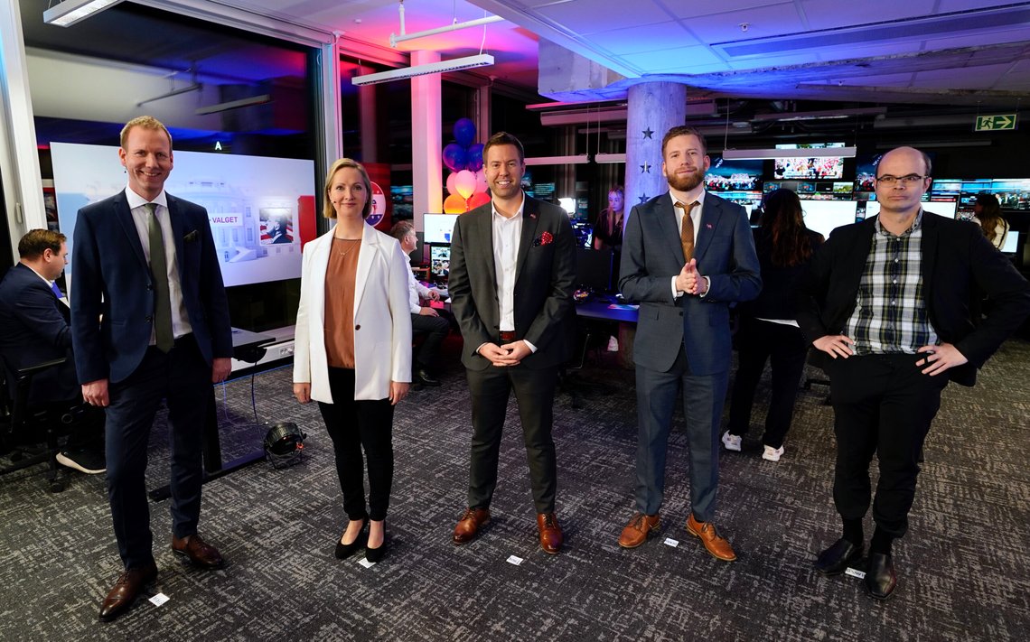TV 2s valgnatt-sending i forbindelse med presidentvalget i USA 2020. Eksperter, kommentatorer og analytikere i samtale i TV 2s nyhetsredaksjon i Media City Bergen.
Fra v.: Eirik Bergesen, Hilde Restad, Thor Steinhovden, Henrik Østensen Heldahl og Hans Olav Lahlum.
Bildet kan kun brukes av media i forbindelse med omtale av TV 2 eller TV 2s programmer.
Foto: Robert Reinlund/TV 2 TV 2s valgnatt-sending i forbindelse med presidentvalget i USA 2020. Eksperter, kommentatorer og analytikere i samtale i TV 2s nyhetsredaksjon i Media City Bergen.
Fra v.: Eirik Bergesen, Hilde Restad, Thor Steinhovden, Henrik Østensen Heldahl og Hans Olav Lahlum.
Bildet kan kun brukes av media i forbindelse med omtale av TV 2 eller TV 2s programmer.
Foto: Robert Reinlund/TV 2