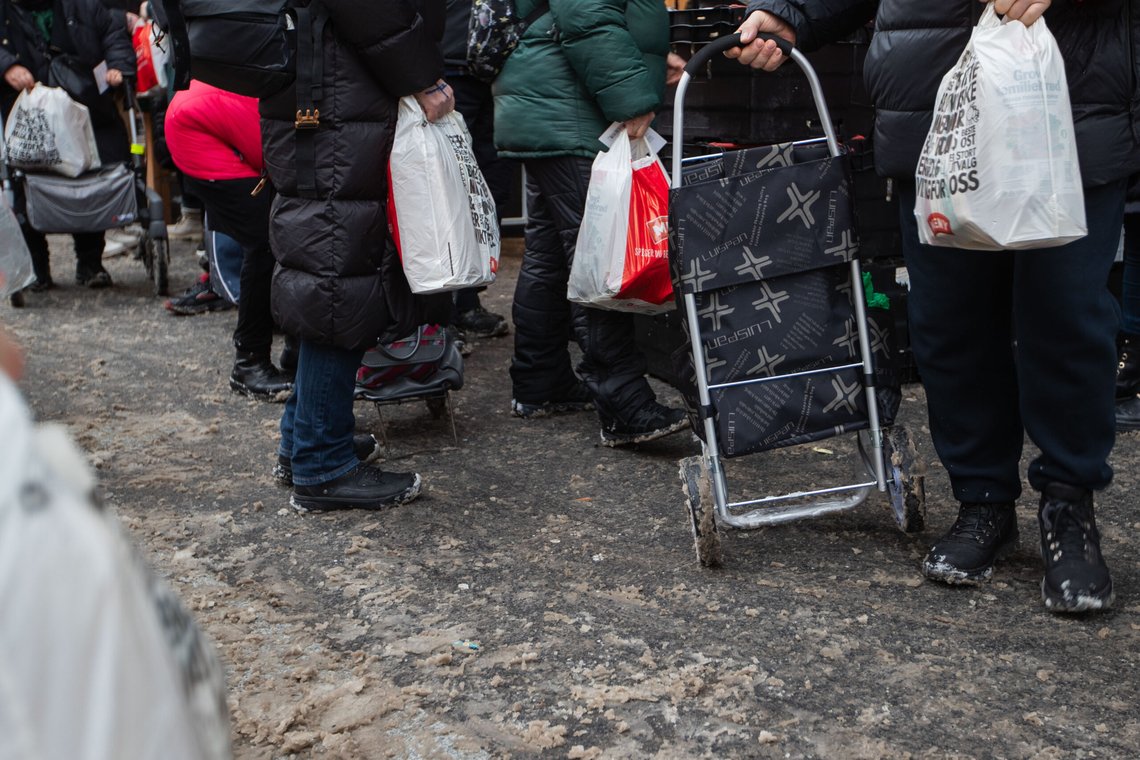 Det var lange køer foran Fattighuset i Oslo før julaften i fjor.
Foto: Emilie Holtet / NTB Det var lange køer foran Fattighuset i Oslo før julaften i fjor.
Foto: Emilie Holtet / NTB