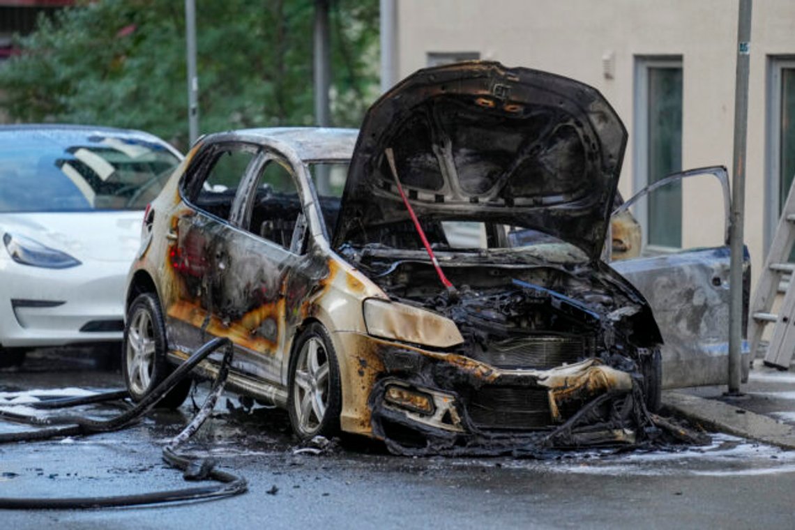 Også i Norge blir bilbranner stadig vanligere. Bildet er fra en nedbrent på Dælenga i Oslo forrige lørdag. Foto: Fredrik Varfjell / NTB Også i Norge blir bilbranner stadig vanligere. Bildet er fra en nedbrent på Dælenga i Oslo forrige lørdag. Foto: Fredrik Varfjell / NTB