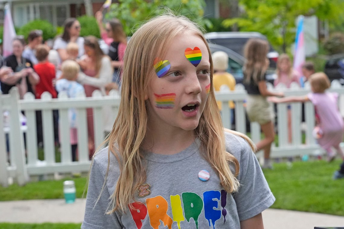 En elev ved Bonneville Elementary School blir intervjuet under en blokkfest som støtter trans- og ikke-binære studenter og ansatte 29. april 2024, i Salt Lake City, Utah. Foto: Rick Bowmer, AP-NTB. En elev ved Bonneville Elementary School blir intervjuet under en blokkfest som støtter trans- og ikke-binære studenter og ansatte 29. april 2024, i Salt Lake City, Utah. Foto: Rick Bowmer, AP-NTB.