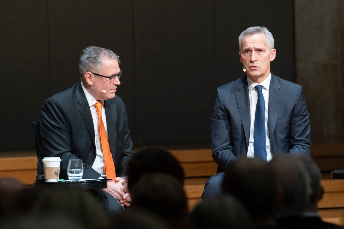 Rådgiver i Civita Eirik Løkke i samtale med Jens Stoltenberg.
Foto: Terje Bendiksby / NTB Rådgiver i Civita Eirik Løkke i samtale med Jens Stoltenberg.
Foto: Terje Bendiksby / NTB