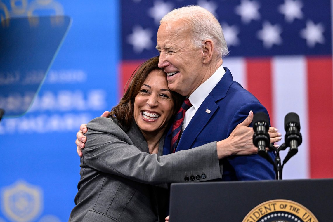 Kamala Harris later som om hun er veldig glad i Joe Biden, som hun under primærvalget i 2020 kalte for en rasist. Foto: AP /Matt Kelley/ NTB Kamala Harris later som om hun er veldig glad i Joe Biden, som hun under primærvalget i 2020 kalte for en rasist. Foto: AP /Matt Kelley/ NTB