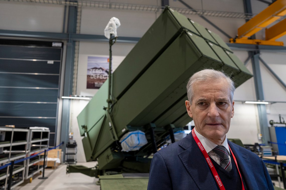 Kongsberg 20230130.
Statsminister Jonas Gahr Støre (Ap) foran luftvernsystemet NASAMS under besøket hos Kongsberg Defence & Aerospace i Kongsberg.
Foto: Heiko Junge / NTB Kongsberg 20230130.
Statsminister Jonas Gahr Støre (Ap) foran luftvernsystemet NASAMS under besøket hos Kongsberg Defence & Aerospace i Kongsberg.
Foto: Heiko Junge / NTB