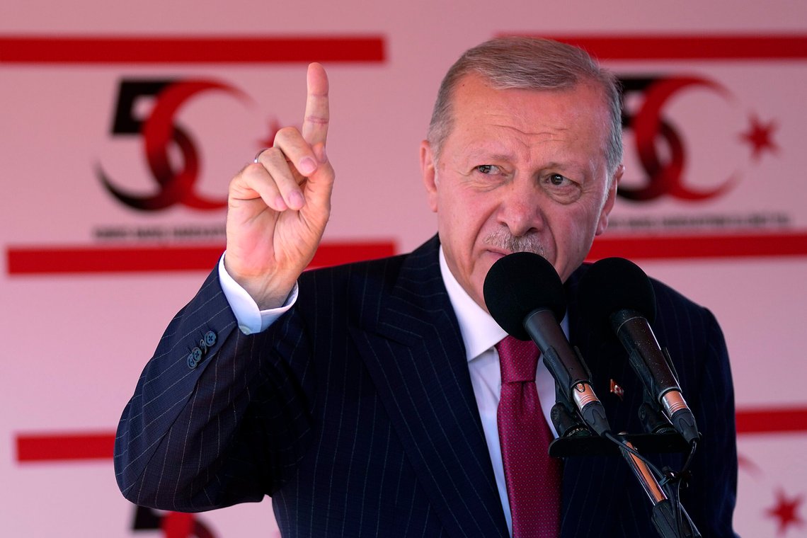 Tyrkias president Recep Tayyip Erdogan snakker under en militærparade i det tyrkisk okkuperte området i den delte hovedstaden Nikosia, Kypros, 20. juli 2024. Foto, Petros Karadjias, AP-NTB. Tyrkias president Recep Tayyip Erdogan snakker under en militærparade i det tyrkisk okkuperte området i den delte hovedstaden Nikosia, Kypros, 20. juli 2024. Foto, Petros Karadjias, AP-NTB.