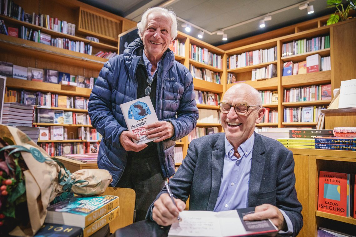 Oslo 20231009.
Tidligere forlagssjef i Aschehoug, William Nygaard, får signert bok av journalist og forfatter, Odd Isungset, på lanseringen av boken til Isungset "Blodspora frå Dagaliveien" i Litteraturhuset.
Foto: Stian Lysberg Solum / NTB Oslo 20231009.
Tidligere forlagssjef i Aschehoug, William Nygaard, får signert bok av journalist og forfatter, Odd Isungset, på lanseringen av boken til Isungset "Blodspora frå Dagaliveien" i Litteraturhuset.
Foto: Stian Lysberg Solum / NTB