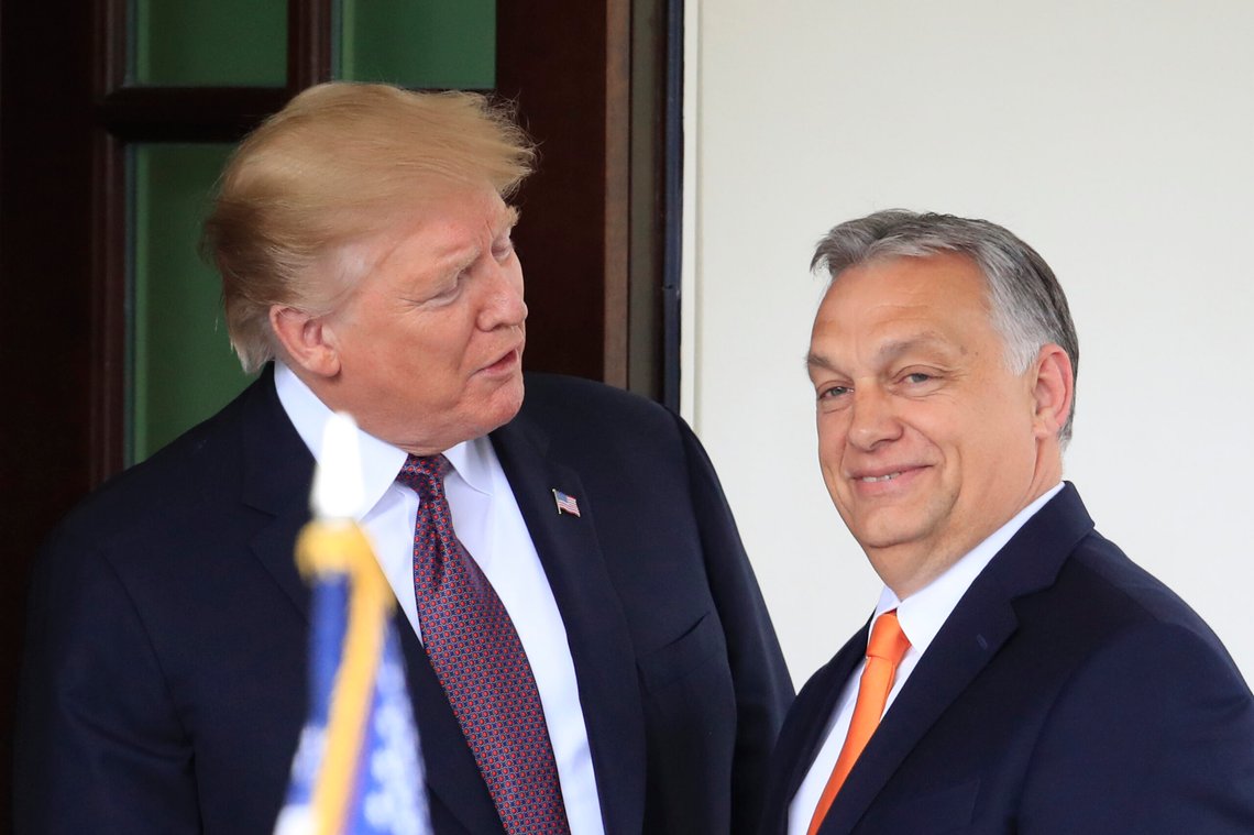 Daværende president Donald Trump tok i 2019 imot Ungarns statsminister Viktor Orbán i Det hvite hus. Nå forsikrer Orbán at Trump er klar til mekle i Ukraina-krigen umiddelbart etter valget i november. Foto. Manuel Balce Ceneta / AP / NTB Daværende president Donald Trump tok i 2019 imot Ungarns statsminister Viktor Orbán i Det hvite hus. Nå forsikrer Orbán at Trump er klar til mekle i Ukraina-krigen umiddelbart etter valget i november. Foto. Manuel Balce Ceneta / AP / NTB