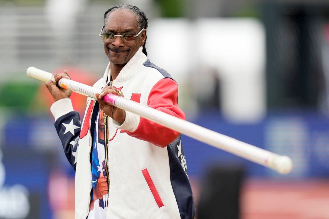 Play entertainer, Snoop Dogg gets a pole vault lesson during the U.S. Track and Field Olympic Team Trials Sunday, June 23, 2024, in Eugene, Ore. (AP Photo/Charlie Neibergall) Play entertainer, Snoop Dogg gets a pole vault lesson during the U.S. Track and Field Olympic Team Trials Sunday, June 23, 2024, in Eugene, Ore. (AP Photo/Charlie Neibergall)