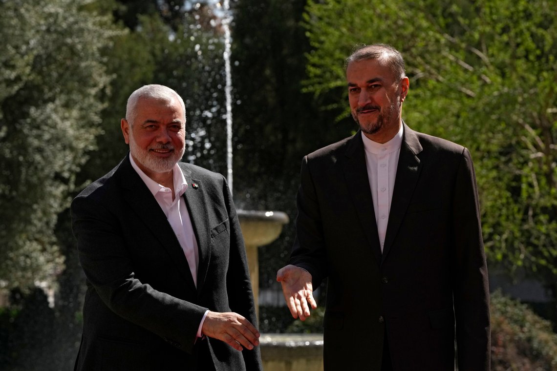 Ismail Haniyeh sammen med Irans utenriksminister Hossein Amirabdollahian i Teheran 26. mars 2024. Begge sover nå med fiskene for å bruke et uttrykk fra Gudfaren. (AP Photo/Vahid Salemi) Ismail Haniyeh sammen med Irans utenriksminister Hossein Amirabdollahian i Teheran 26. mars 2024. Begge sover nå med fiskene for å bruke et uttrykk fra Gudfaren. (AP Photo/Vahid Salemi)