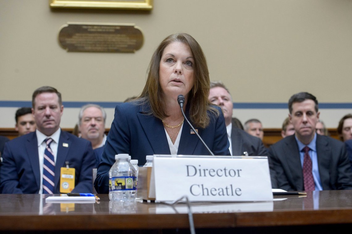 Sjefen for Secret Service, Kimberly Cheatle, forklarer seg om attentatet mot Donald Trump i Kongressen. Foto: Rod Lamkey, Jr. / AP / NTB Sjefen for Secret Service, Kimberly Cheatle, forklarer seg om attentatet mot Donald Trump i Kongressen. Foto: Rod Lamkey, Jr. / AP / NTB