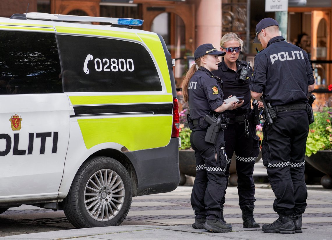 Politiet i Karl Johan i forbindelse med et knivran for få dager siden. Politiet i Karl Johan i forbindelse med et knivran for få dager siden.