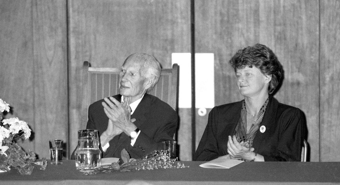 OSLO 19870510. Tideligere statsminister og 90 års jubilanten Einar Gerhardsen (Ap) blir hyllet under et festmøte i Oslo. Her sammen med statsminister Gro Harlem Brundtland (Ap).
Foto: Bjørn Sigurdsøn NTB OSLO 19870510. Tideligere statsminister og 90 års jubilanten Einar Gerhardsen (Ap) blir hyllet under et festmøte i Oslo. Her sammen med statsminister Gro Harlem Brundtland (Ap).
Foto: Bjørn Sigurdsøn NTB