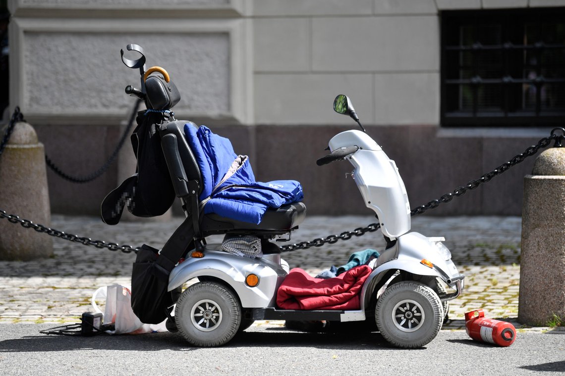Oslo 20240708.
Sladdet version.
NB! Vi oppfordrer hver enkelt redaksjon til å gjøre egne selvstendige vurderinger om bruken av dette bilde.
En mann skal ha kastet brannbombe mot en dør ved slottet og så blitt anholdt av politiet.
Foto: Annika Byrde / NTB Oslo 20240708.
Sladdet version.
NB! Vi oppfordrer hver enkelt redaksjon til å gjøre egne selvstendige vurderinger om bruken av dette bilde.
En mann skal ha kastet brannbombe mot en dør ved slottet og så blitt anholdt av politiet.
Foto: Annika Byrde / NTB