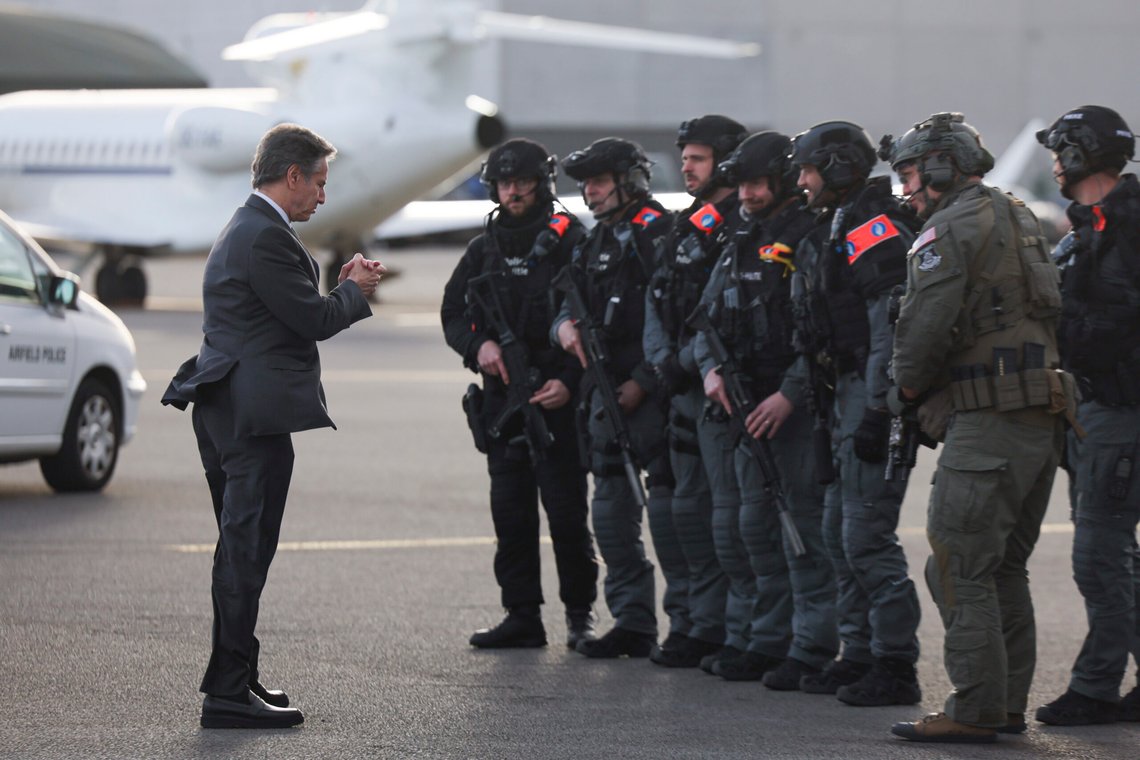 USAs utenriksminister Anthony Blinken hilser på belgisk spesialpoliti under et tidligere besøk i Brussel. Foto: AP/ Evelyn Hockstein/ NTB USAs utenriksminister Anthony Blinken hilser på belgisk spesialpoliti under et tidligere besøk i Brussel. Foto: AP/ Evelyn Hockstein/ NTB