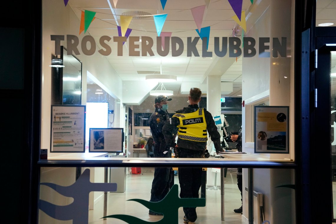 Politiet søker etter en eller flere gjerningspersoner etter at en gutt i tenårene ble knivstukket ved Trosterud fritidsklubb i 2020.
Foto: Fredrik Hagen / NTB Politiet søker etter en eller flere gjerningspersoner etter at en gutt i tenårene ble knivstukket ved Trosterud fritidsklubb i 2020.
Foto: Fredrik Hagen / NTB