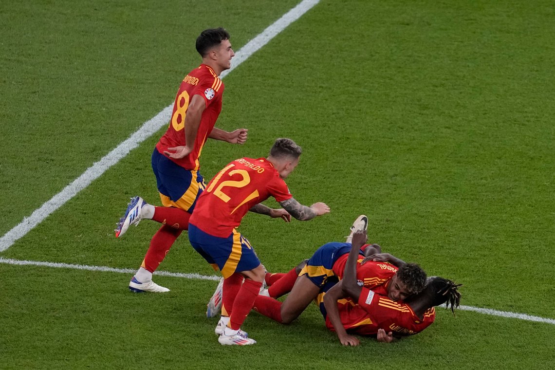Spanias spillere feirer etter at laget deres slo England 2-1 etter finalekampen i fotball-EM 2024 i Berlin søndag 14. juli 2024. Foto: AP /Thanassis Stavrakis/ NTB Spanias spillere feirer etter at laget deres slo England 2-1 etter finalekampen i fotball-EM 2024 i Berlin søndag 14. juli 2024. Foto: AP /Thanassis Stavrakis/ NTB