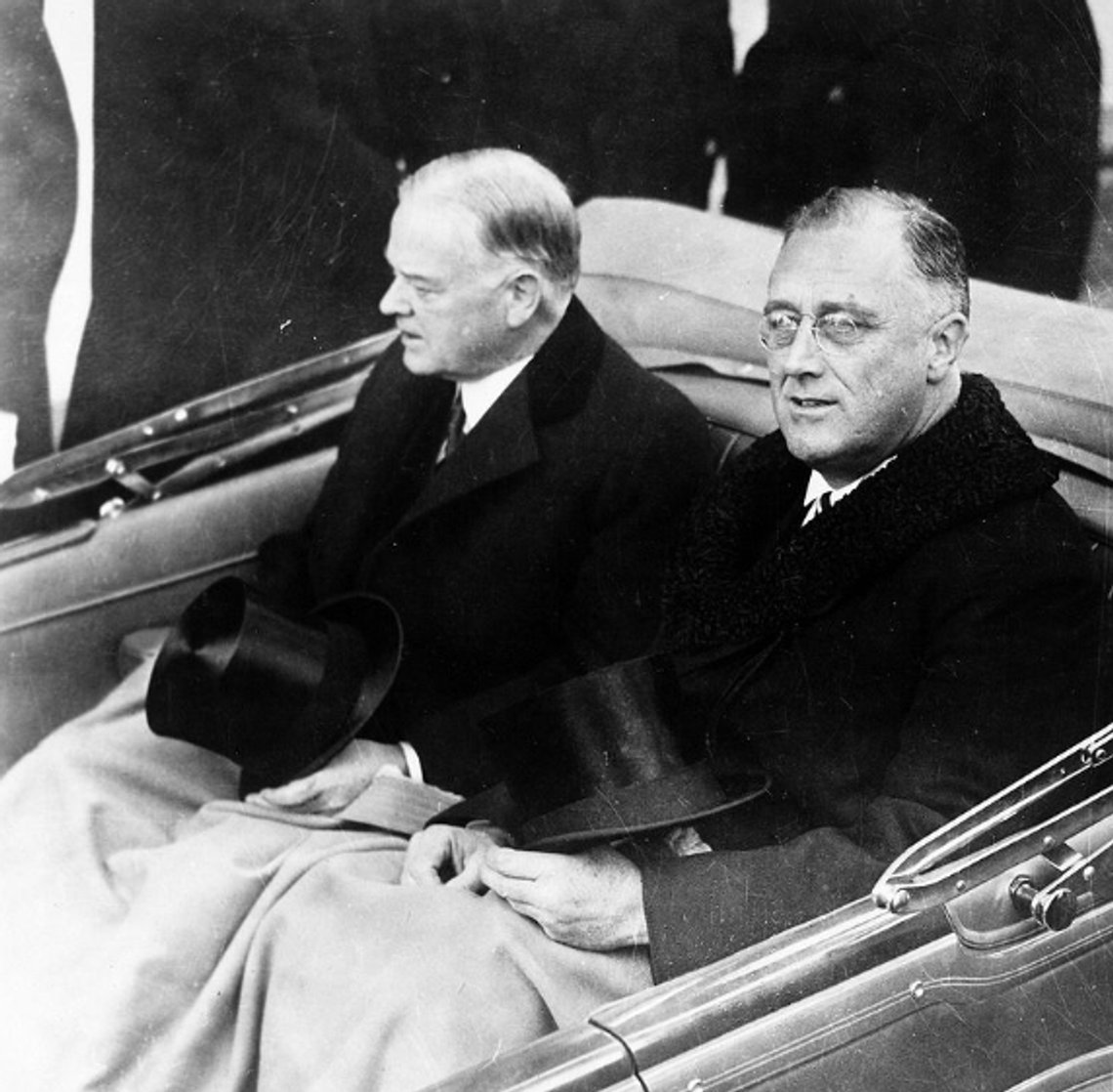 Roosevelt med avtroppende president Herbert Hoover ved hans innsettelse. Dette var sosialistenes helter bak New Deal. Foto: Wikipedia Roosevelt med avtroppende president Herbert Hoover ved hans innsettelse. Dette var sosialistenes helter bak New Deal. Foto: Wikipedia