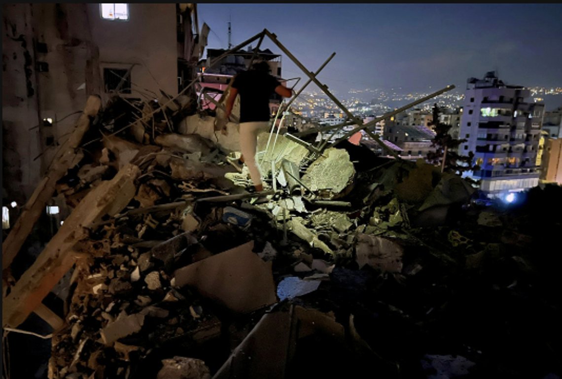En mann undersøker en bygning som ble truffet i det israelske angrepet mot en forstad til Beirut tirsdag. Foto: Hussein Malla / AP / NTB En mann undersøker en bygning som ble truffet i det israelske angrepet mot en forstad til Beirut tirsdag. Foto: Hussein Malla / AP / NTB