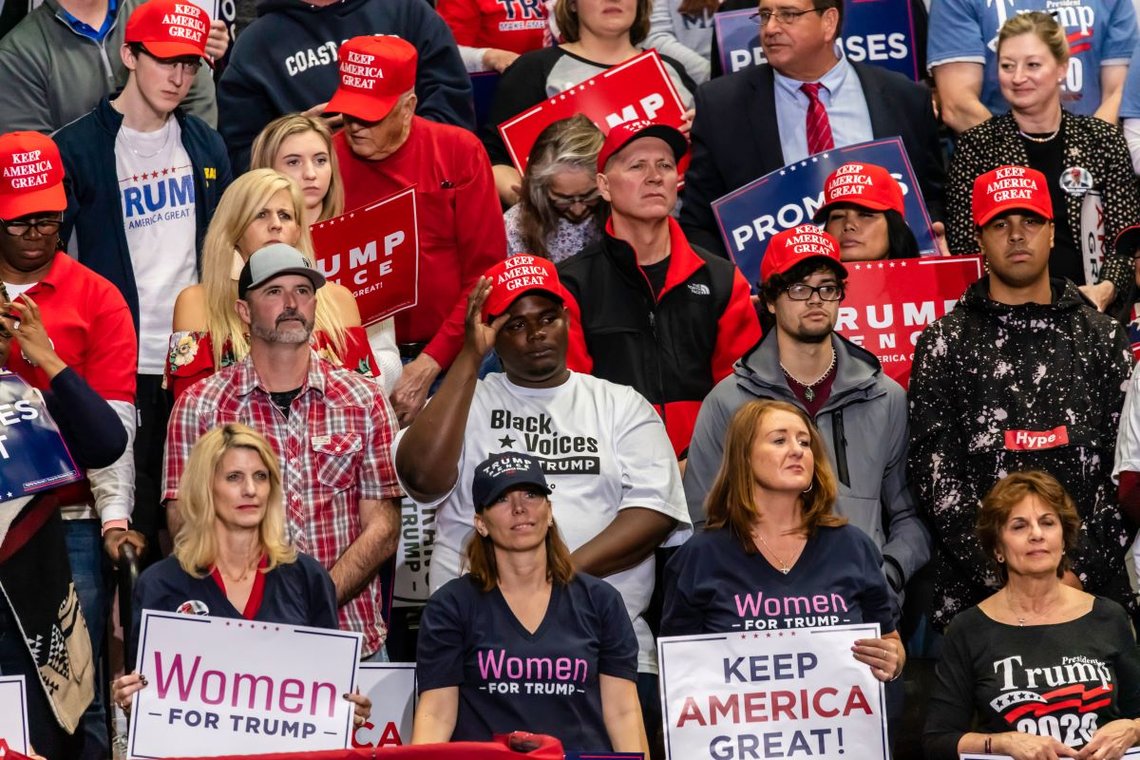 Charlotte, Nord-Carolina - 2. mars 2020: President Trump-tilhenger iført Black Voices for Trump-skjorte på valgmøtet i Bojangle's Coliseum. Foto: Shutterstock av Jeffery Edwards, USA. Charlotte, Nord-Carolina - 2. mars 2020: President Trump-tilhenger iført Black Voices for Trump-skjorte på valgmøtet i Bojangle's Coliseum. Foto: Shutterstock av Jeffery Edwards, USA.