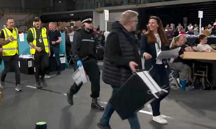 Politifolk i Skottland bærer ut bevismateriale